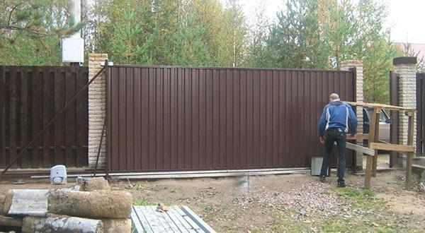 заборы в Казани, забор с воротами и калиткой монтаж под ключ